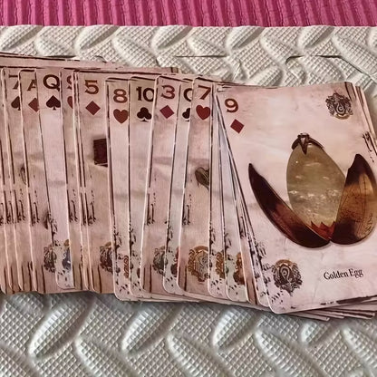 Harry Potter -pelikorttipakka ja esimerkkikortteja, joissa on kuvituksena Kelmien kartta, Kolmivelhopokaali ja Tylypahkan linna.
