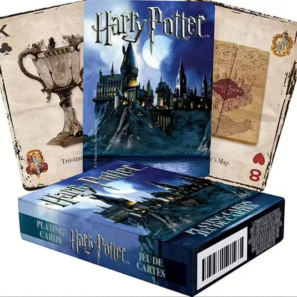 Harry Potter -pelikorttipakka ja esimerkkikortteja, joissa on kuvituksena Kelmien kartta, Kolmivelhopokaali ja Tylypahkan linna.