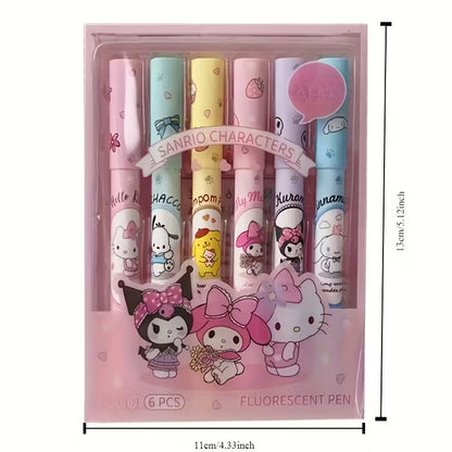 Kuusi pastellinväristä korostuskynää, joissa on Hello Kitty- ja Sanrio-hahmojen kuvia. Kynät on aseteltu avatun muistikirjan viereen valkoisella pöydällä