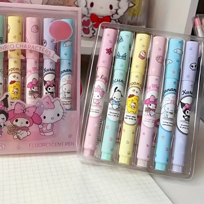 Kuusi pastellinväristä korostuskynää, joissa on Hello Kitty- ja Sanrio-hahmojen kuvia. Kynät on aseteltu avatun muistikirjan viereen valkoisella pöydällä