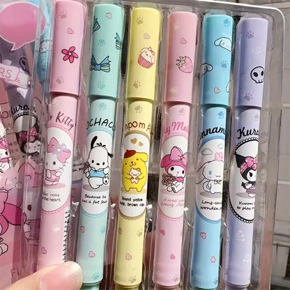 Kuusi pastellinväristä korostuskynää, joissa on Hello Kitty- ja Sanrio-hahmojen kuvia. Kynät on aseteltu avatun muistikirjan viereen valkoisella pöydällä