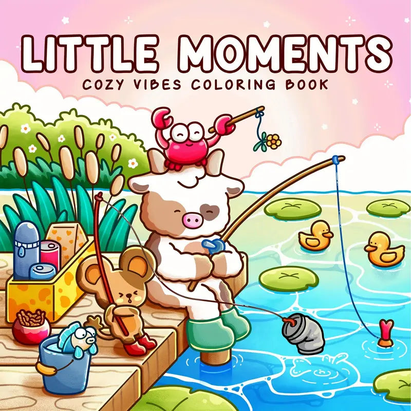 Lähikuva avatusta Little Moments -värityskirjasta, jossa on kotoisa piirros teekupista ja kukkasista. Sivun vieressä on laadukkaita puuvärejä ja kynttilä luomassa tunnelmaa.
