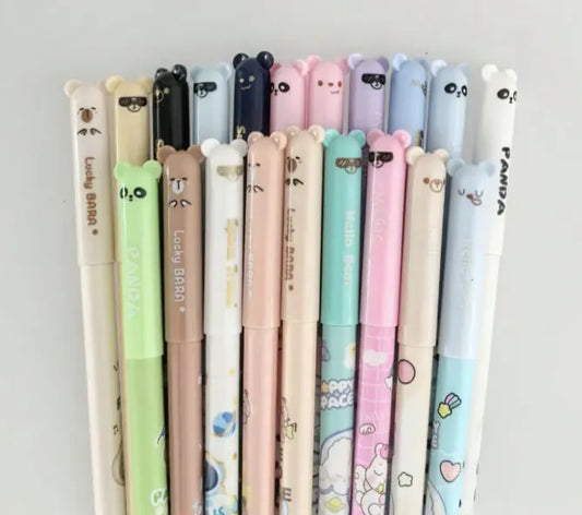 Lähikuva kädestä kirjoittamassa sinisellä pyyhittävällä Magic Pen -kynällä paperille ja poistamassa kirjoitusvirhettä kynän päässä olevalla muovisella kitka-alueella