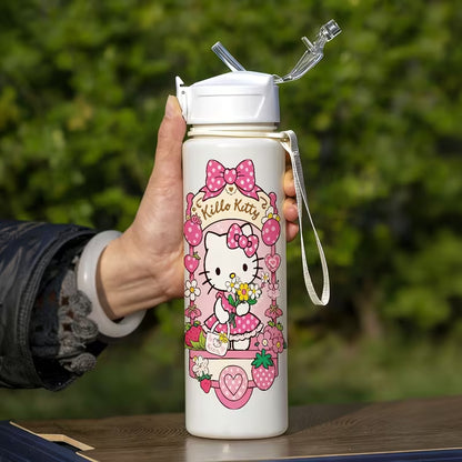 Käsi pitelee suloista pinkkiä Hello Kitty -juomapulloa, jossa on sisäänrakennettu pilli, aurinkoisessa puutarhassa.