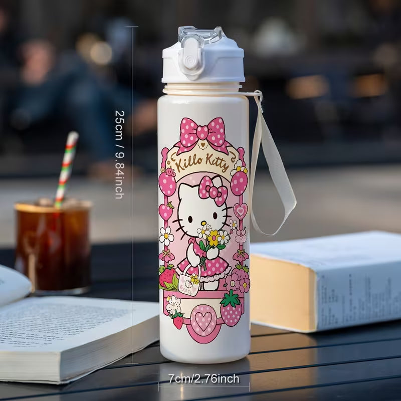 Käsi pitelee suloista pinkkiä Hello Kitty -juomapulloa, jossa on sisäänrakennettu pilli, aurinkoisessa puutarhassa.