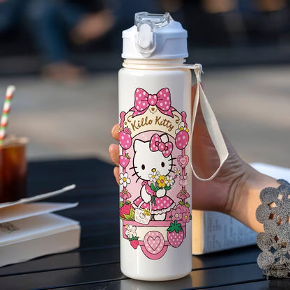 Käsi pitelee suloista pinkkiä Hello Kitty -juomapulloa, jossa on sisäänrakennettu pilli, aurinkoisessa puutarhassa.