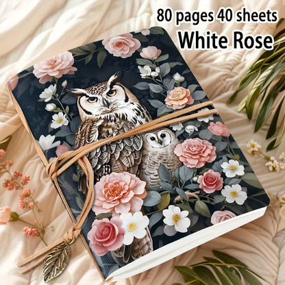 Kaunis pöllökuvioinen A5-luonnoskirja, jossa on kiedottu nahkainen nauha ja metallinen lehtiriipus koristeena.