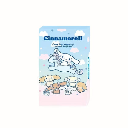 Levitettyjä Cinnamoroll-pelikortteja ja alkuperäinen korttipakka, joissa on suloista hahmokuvitusta pastelliväreissä.
