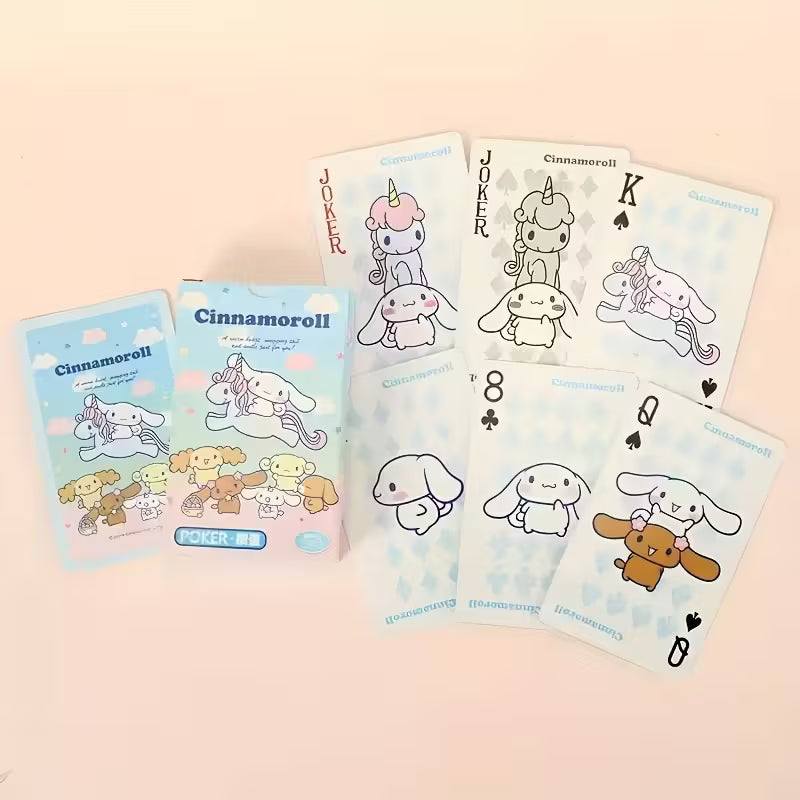 Levitettyjä Cinnamoroll-pelikortteja ja alkuperäinen korttipakka, joissa on suloista hahmokuvitusta pastelliväreissä.