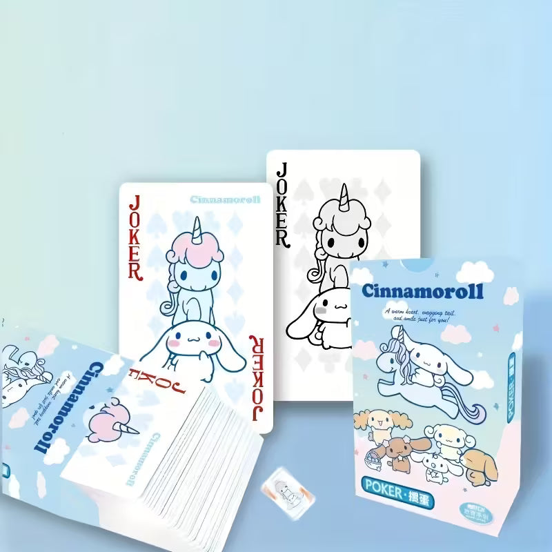 Levitettyjä Cinnamoroll-pelikortteja ja alkuperäinen korttipakka, joissa on suloista hahmokuvitusta pastelliväreissä.