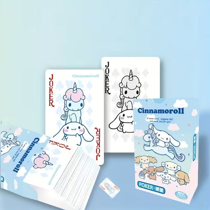 Levitettyjä Cinnamoroll-pelikortteja ja alkuperäinen korttipakka, joissa on suloista hahmokuvitusta pastelliväreissä.