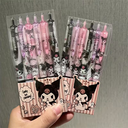 Käsi kirjoittaa siistiä tekstiä vaaleanpunaisella Sanrio-geelikynällä, jossa on Kuromin ja My Melodyn kuvia.