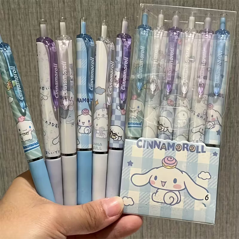 Käsi kirjoittaa siistiä tekstiä vaaleanpunaisella Sanrio-geelikynällä, jossa on Kuromin ja My Melodyn kuvia.