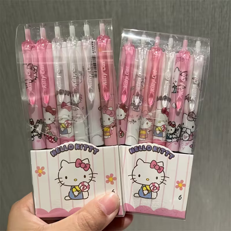 Käsi kirjoittaa siistiä tekstiä vaaleanpunaisella Sanrio-geelikynällä, jossa on Kuromin ja My Melodyn kuvia.