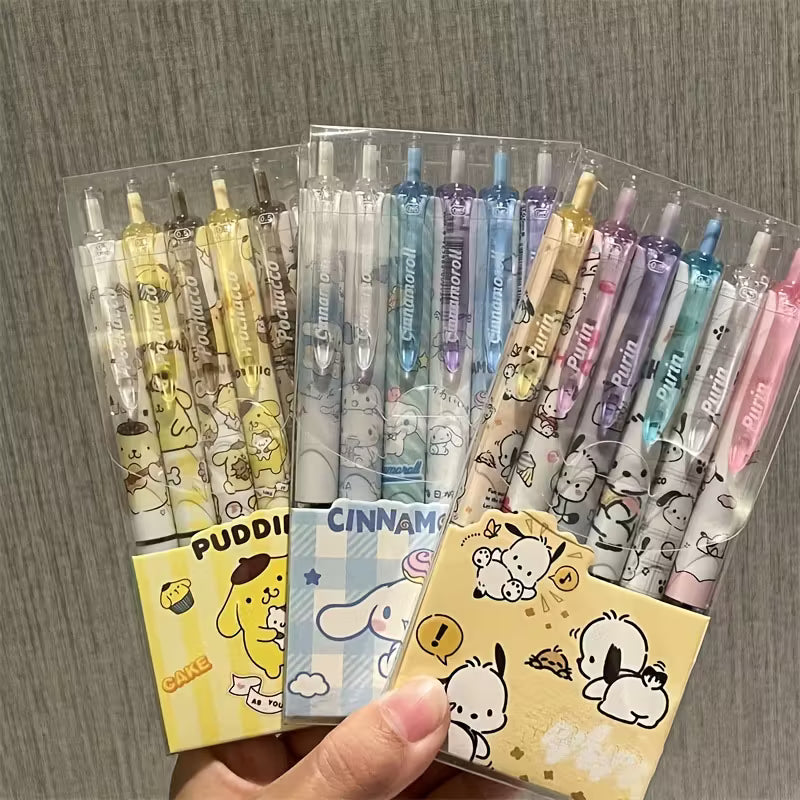 Käsi kirjoittaa siistiä tekstiä vaaleanpunaisella Sanrio-geelikynällä, jossa on Kuromin ja My Melodyn kuvia.