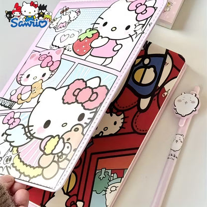 Vaaleanpunainen Hello Kitty -nahkakantinen muistikirja, jonka kannessa on sarjakuvamaisia ruutuja hahmosta ja mitat 20,1 cm x 14,7 cm