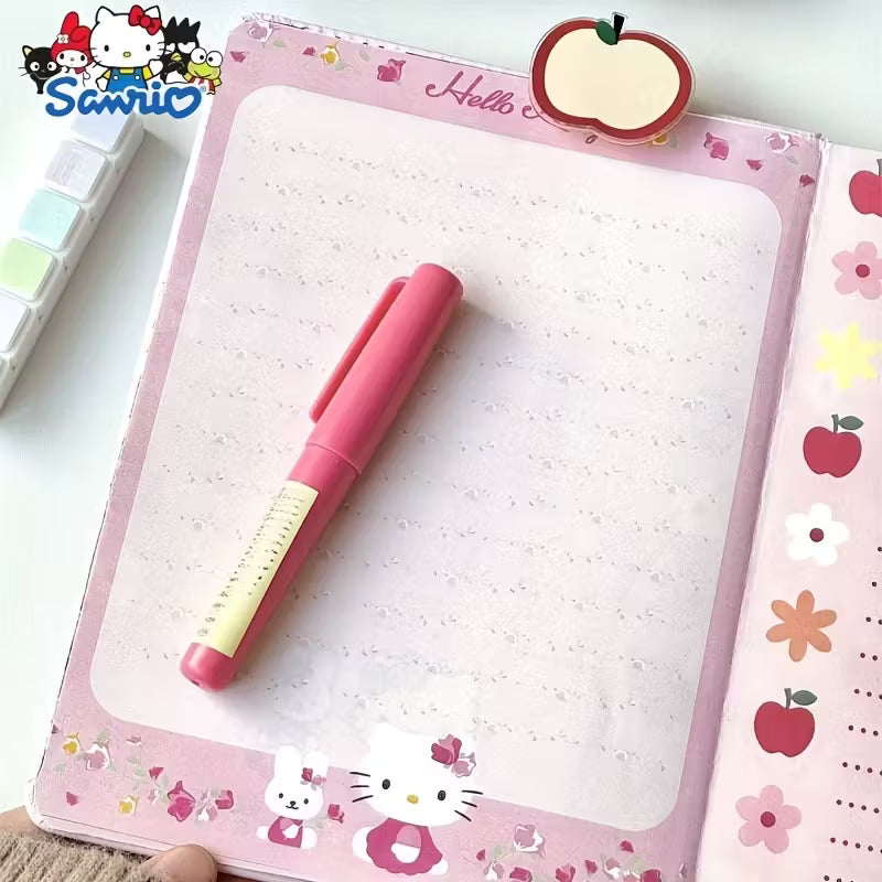 Vaaleanpunainen Hello Kitty -nahkakantinen muistikirja, jonka kannessa on sarjakuvamaisia ruutuja hahmosta ja mitat 20,1 cm x 14,7 cm
