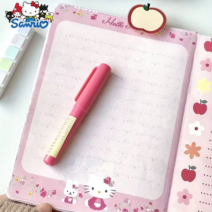 Vaaleanpunainen Hello Kitty -nahkakantinen muistikirja, jonka kannessa on sarjakuvamaisia ruutuja hahmosta ja mitat 20,1 cm x 14,7 cm