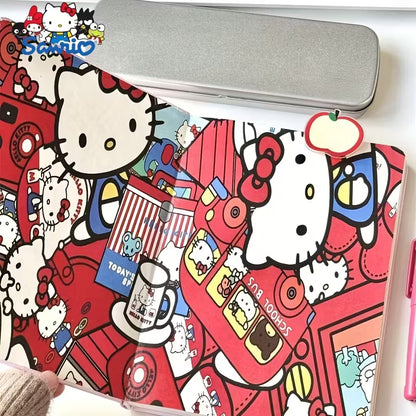 Vaaleanpunainen Hello Kitty -nahkakantinen muistikirja, jonka kannessa on sarjakuvamaisia ruutuja hahmosta ja mitat 20,1 cm x 14,7 cm