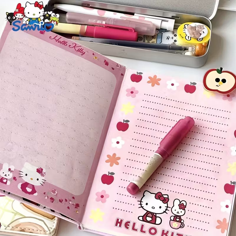 Vaaleanpunainen Hello Kitty -nahkakantinen muistikirja, jonka kannessa on sarjakuvamaisia ruutuja hahmosta ja mitat 20,1 cm x 14,7 cm