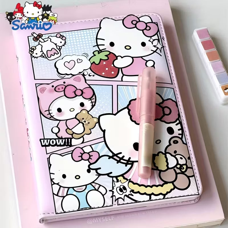 Vaaleanpunainen Hello Kitty -nahkakantinen muistikirja, jonka kannessa on sarjakuvamaisia ruutuja hahmosta ja mitat 20,1 cm x 14,7 cm