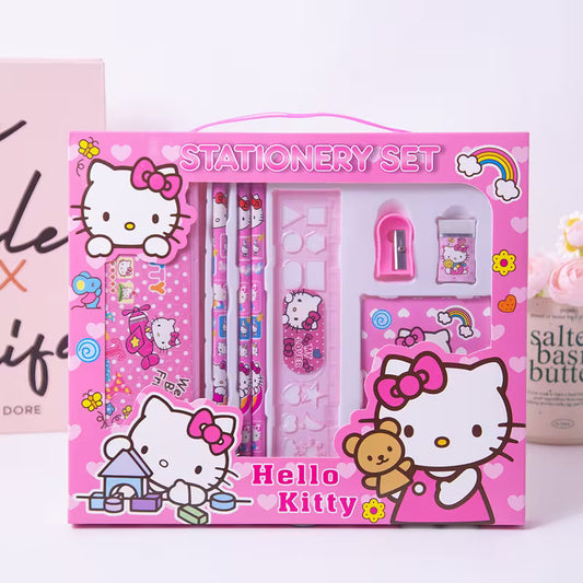 8-osainen vaaleanpunainen Sanrio Hello Kitty -kirjoitustarvikesetti, joka sisältää kyniä, viivaimen, terottimen ja muistikirjan kantokahvallisessa pakkauksessa.