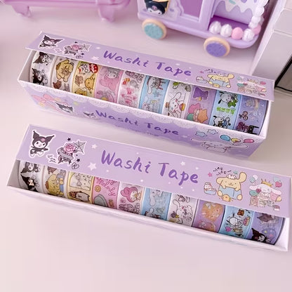 Kymmenen värikästä Sanrio-washi-teippiä, joissa on Kuromi- ja My Melody -kuvioita, aseteltuna valkoiselle askartelupöydälle.
