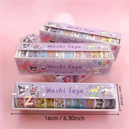 Kymmenen värikästä Sanrio-washi-teippiä, joissa on Kuromi- ja My Melody -kuvioita, aseteltuna valkoiselle askartelupöydälle.