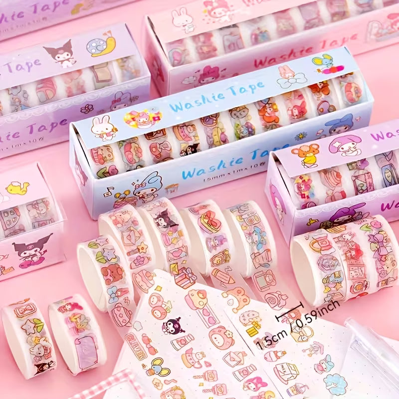 Kymmenen värikästä Sanrio-washi-teippiä, joissa on Kuromi- ja My Melody -kuvioita, aseteltuna valkoiselle askartelupöydälle.