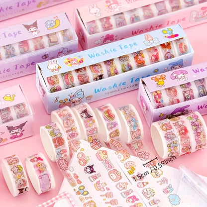 Kymmenen värikästä Sanrio-washi-teippiä, joissa on Kuromi- ja My Melody -kuvioita, aseteltuna valkoiselle askartelupöydälle.