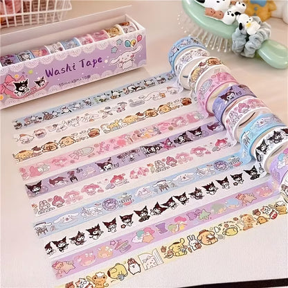 Kymmenen värikästä Sanrio-washi-teippiä, joissa on Kuromi- ja My Melody -kuvioita, aseteltuna valkoiselle askartelupöydälle.