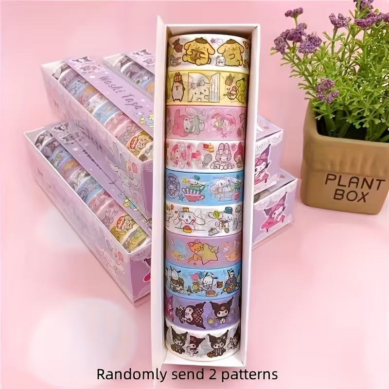 Kymmenen värikästä Sanrio-washi-teippiä, joissa on Kuromi- ja My Melody -kuvioita, aseteltuna valkoiselle askartelupöydälle.