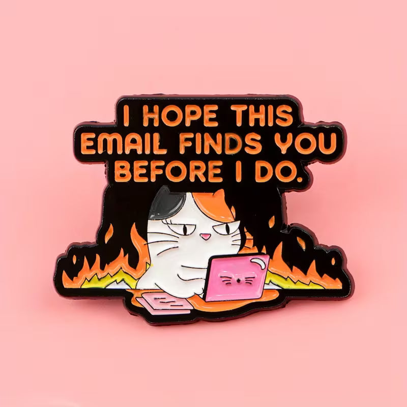 Emalinasta, jossa on kissa läppärillä liekkien keskellä ja teksti 'I hope this email finds you before I do