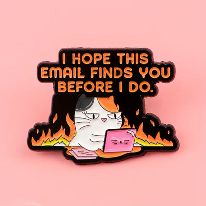 Emalinasta, jossa on kissa läppärillä liekkien keskellä ja teksti 'I hope this email finds you before I do