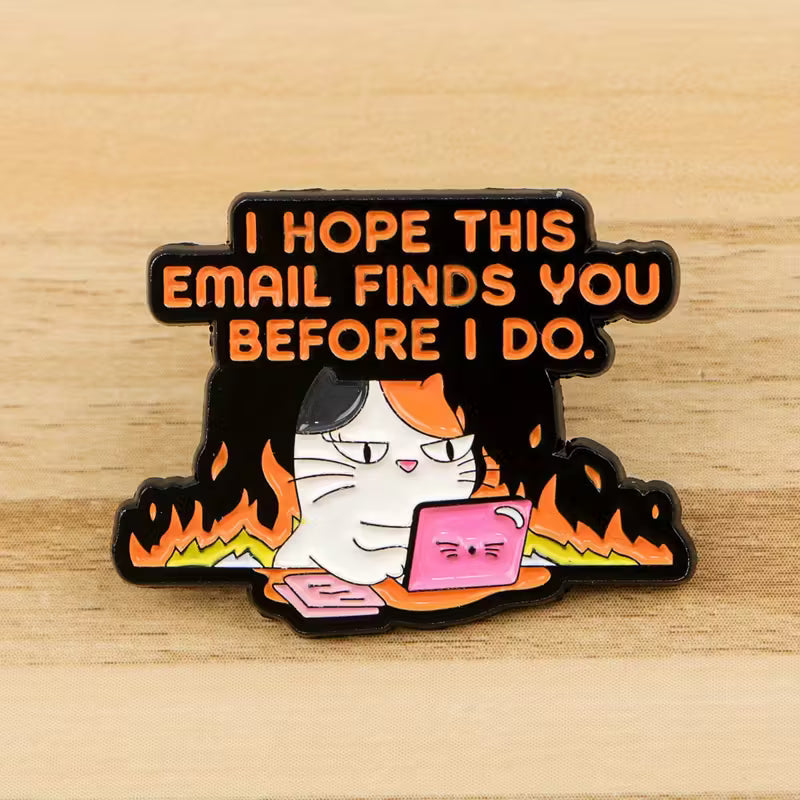Emalinasta, jossa on kissa läppärillä liekkien keskellä ja teksti 'I hope this email finds you before I do